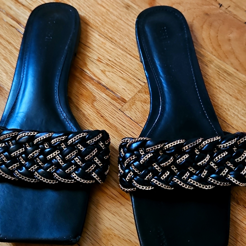 Flats in black and gold